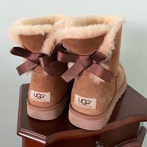UGG Women’s Mini Bailey Bow II Boot, Size 7